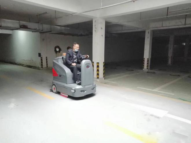 东区小区物业保洁不用人力改用驾驶式洗地机了